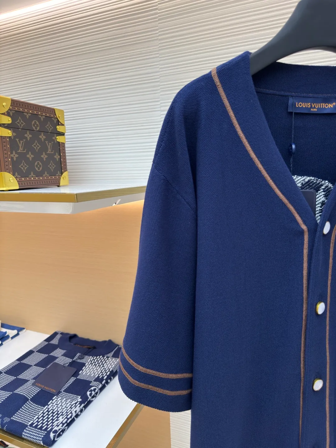 LOUIS VUITTON baseball knitted short-sleeved shirt ●Authentic product: Purchased and developed for 15999 ●Item number: 1680120-B65 ●Fabric: Customized cotton fabric ●Technology: Knitted production ●Version: loose fit ●Weight: about 530 grams ●Size: S-M-L-XL ●Description: Purchased YB pattern making, using imported custom-made cotton fabrics. The knitted texture is fine, uniform and high-end, and has good skin-friendliness; the white logo embroidery stitches before and after the embroidery are delicate; the embroidery threads are closely arranged, and the edges are smooth and regular. The three-dimensional effect is outstanding and increases brand recognition; the buttons are made of pearl material with a warm luster. The button hole position is manually positioned and opens and closes smoothly; the 1854 label in the lower left corner is neatly cut and has fine stitching; the label and the main body of the clothing are sewn firmly and evenly, which not only highlights the brand's historical heritage, but also becomes the finishing touch in the overall design! The overall routing is straight and delicate, the fabric is comfortable and soft, and the color is consistent without color difference. It can be matched with the same style to create a fashionable look and control various occasions. Customized accessories, complete three labels, the same style for men and women!